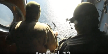 Εκτόξευση FPV drone από ελικόπτερα για καταστροφή εχθρικών μη επανδρωμένων σκαφών επιφανείας USV